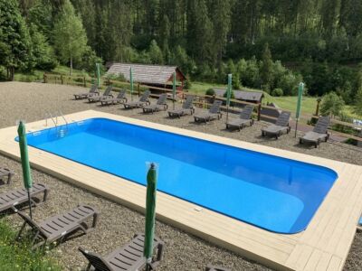 Поліпропіленовий скімерний басейн 7,5×3×1,5 м з терасою та зоною відпочинку.